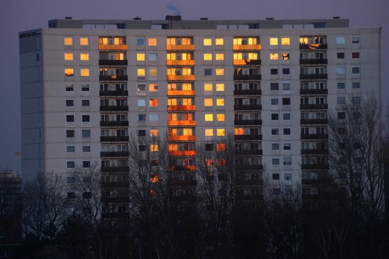 Багатоповерховий житловий будинок увечері 1